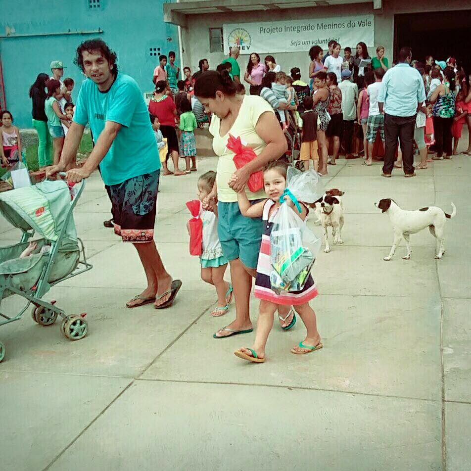 Família contemplada na Páscoa Solidária