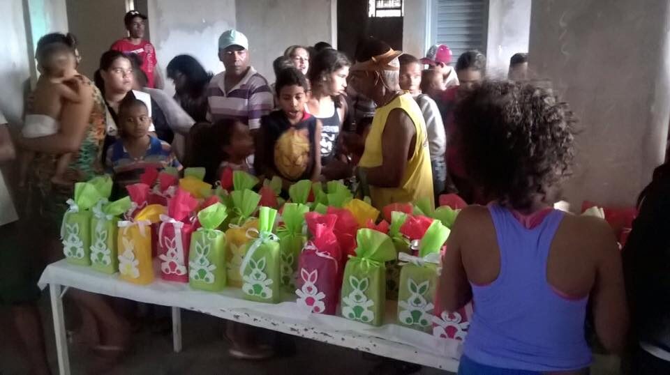 Mesa de organização da Páscoa Solidária